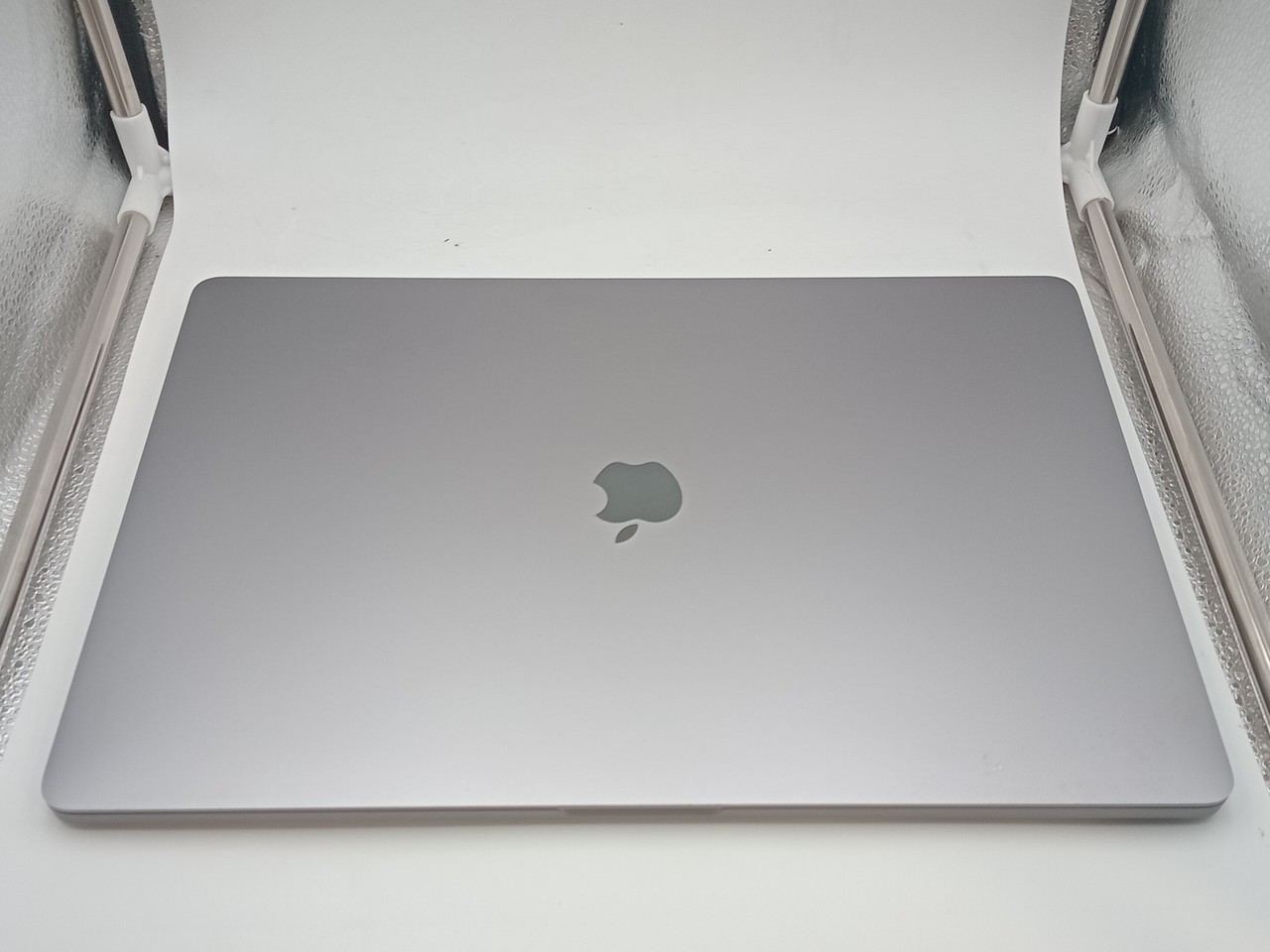 Apple MacBook Pro 16-inch, A2141 Late 2019 i7 6-Core (Refurbished) - Image 2