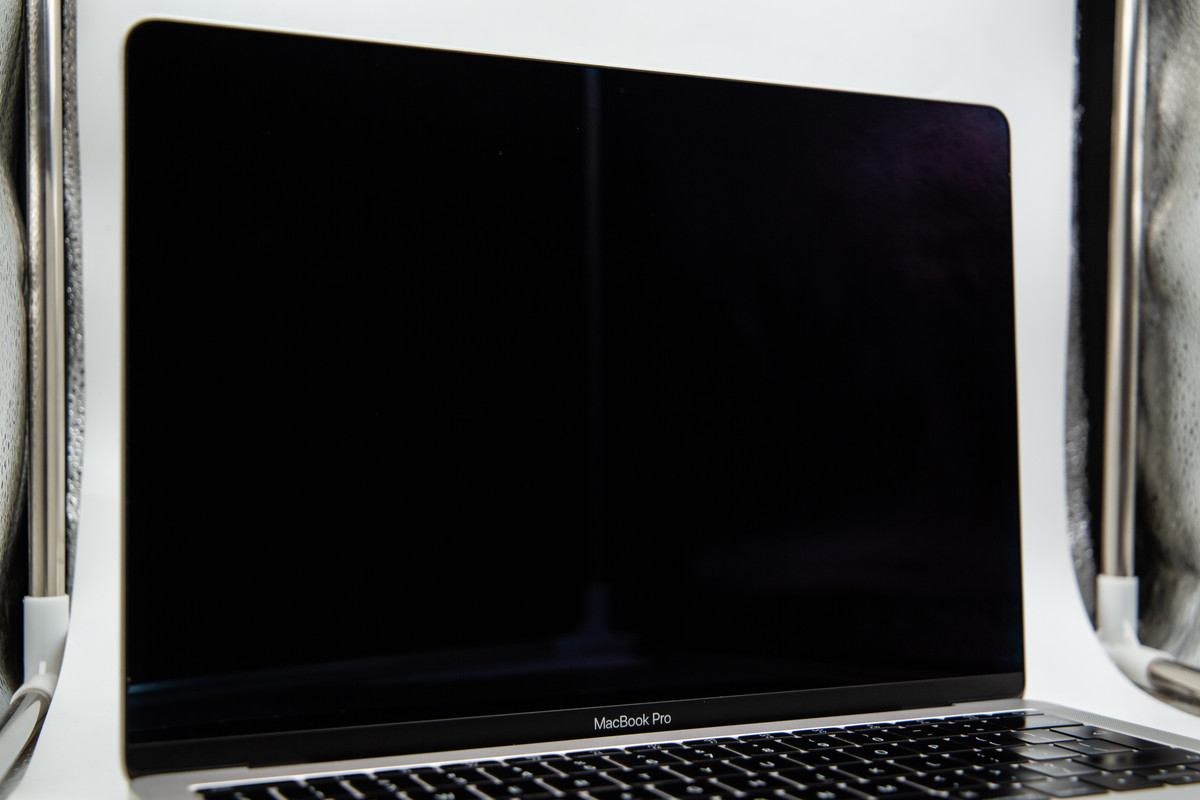 Apple MacBook Pro 15 Inch, A1707 2017 i7 Quad Core (Refurbished) - Image 4