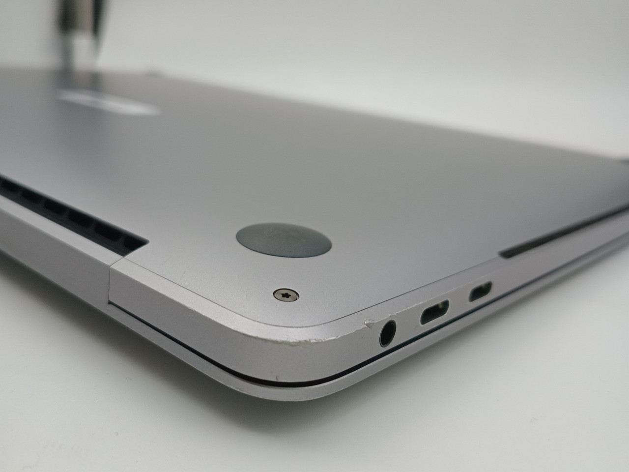 Apple MacBook Pro 15-inch, A1990 Mid 2018 i7 6-Core (Refurbished) - Image 8