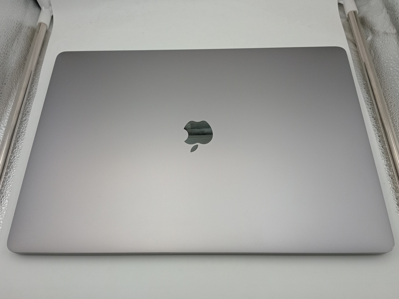 Apple MacBook Pro 16-inch, A2141 Late 2019 i7 6-Core (Refurbished) - Image 2