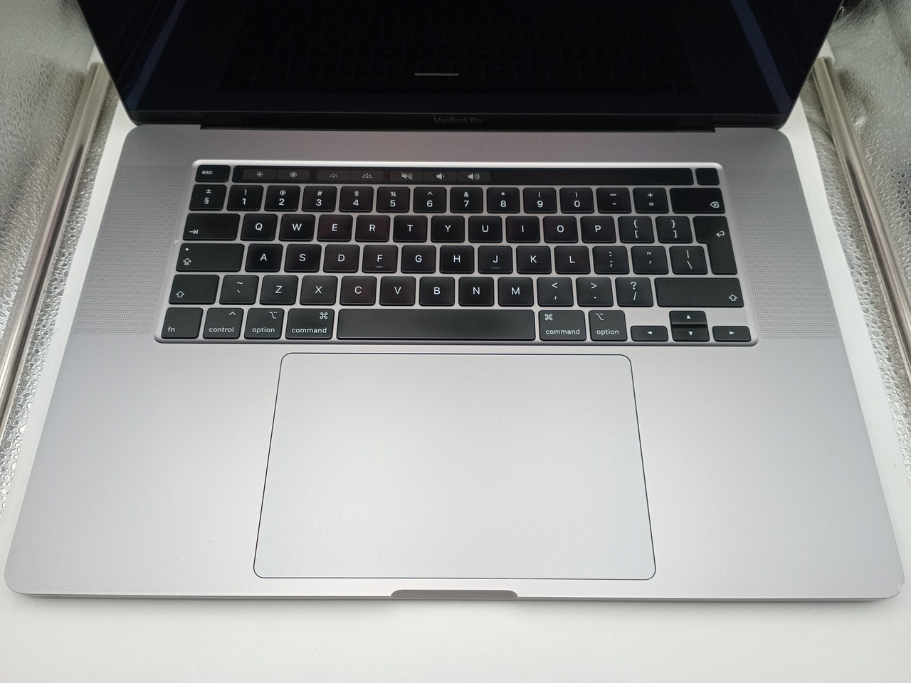 Apple MacBook Pro 16-inch, A2141 Late 2019 i7 6-Core (Refurbished) - Image 4