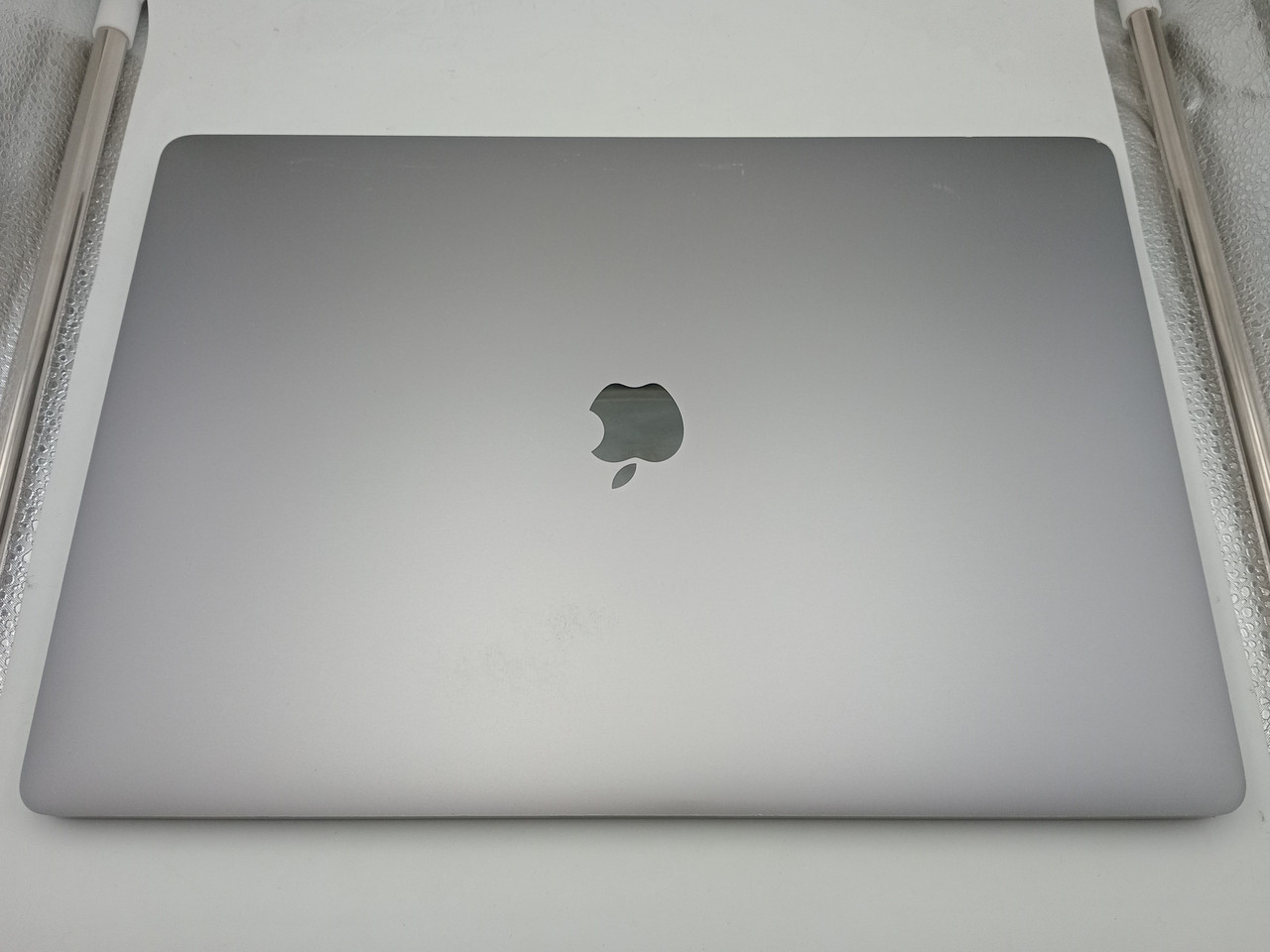 Apple MacBook Pro 16-inch, A2141 Late 2019 i7 6-Core (Refurbished) - Image 2