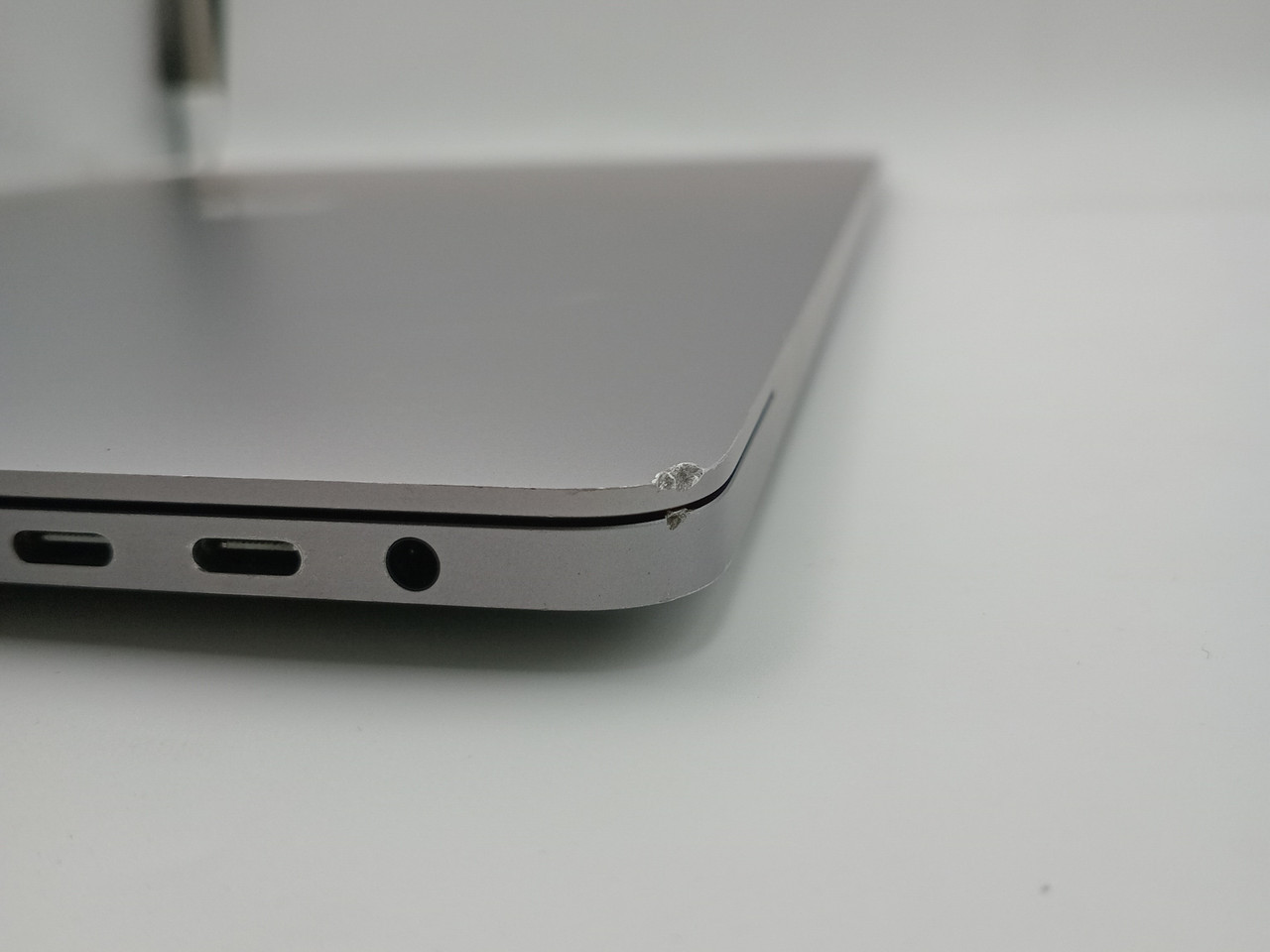Apple MacBook Pro 16-inch, A2141 Late 2019 i7 6-Core (Refurbished) - Image 9
